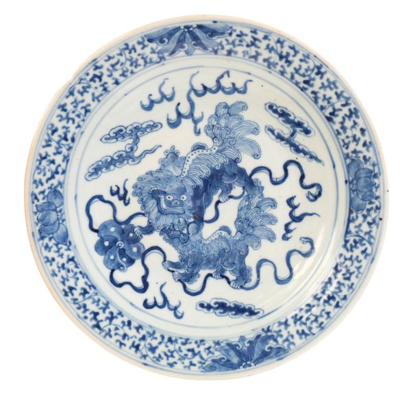 A CHINESE PORCELAIN BLUE AND WHITE 'BUDDHIST LIONS' DISH