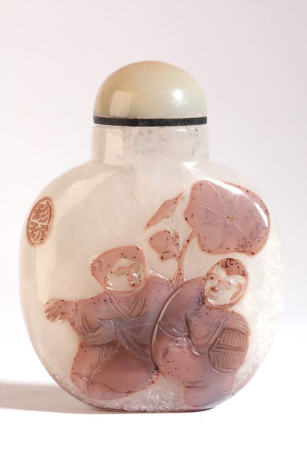 A CHINESE SHADOW AGATE 'HEHE ERXIAN' SNUFF BOTTLE