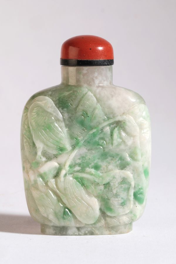 A CHINESE JADEITE SNUFF BOTTLE