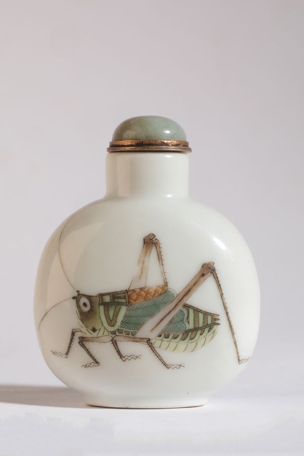 A CHINESE PORCELAIN SNUFF BOTTLE