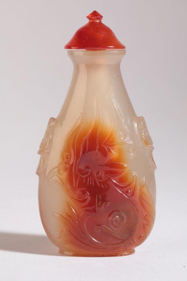 A CHINESE AGATE SNUFF BOTTLE