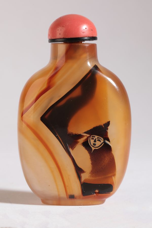 A CHINESE AGATE SNUFF BOTTLE