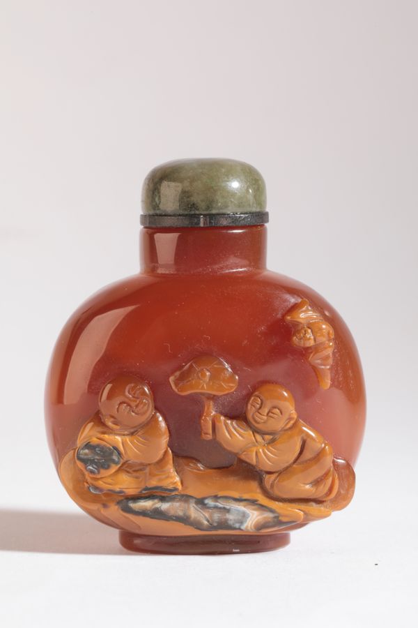 A CHINESE AGATE SNUFF BOTTLE