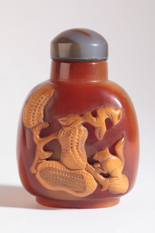 A CHINESE AGATE SNUFF BOTTLE