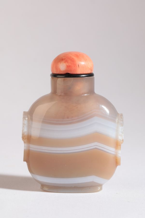 A CHINESE AGATE SNUFF BOTTLE