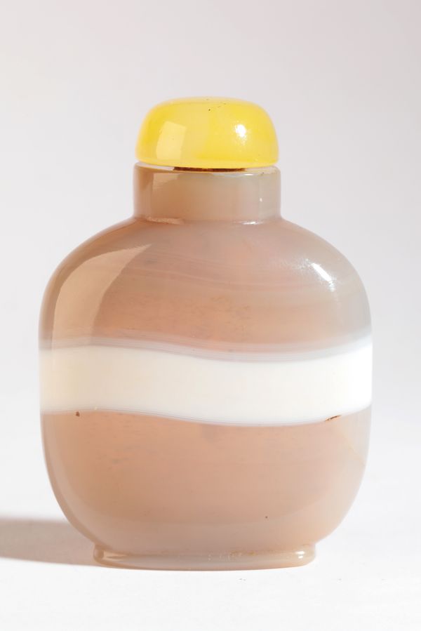 A CHINESE AGATE SNUFF BOTTLE