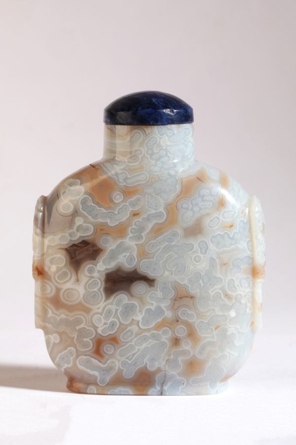 A CHINESE 'MACARONI' AGATE SNUFF BOTTLE