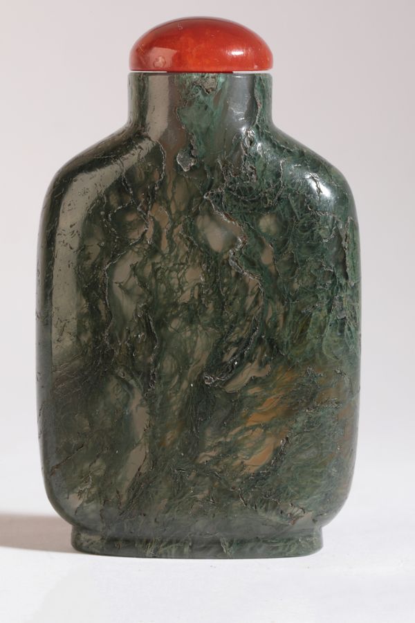 A CHINESE AGATE SNUFF BOTTLE