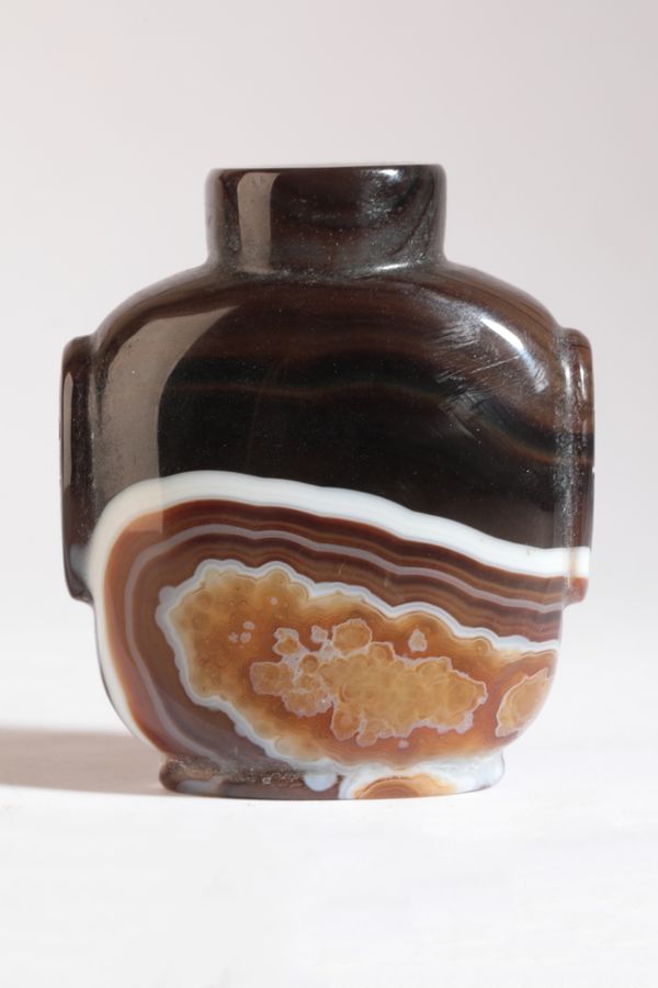 A CHINESE AGATE SNUFF BOTTLE