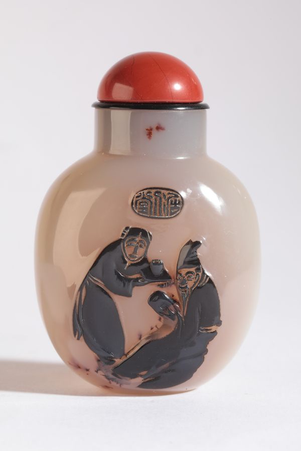 A CHINESE AGATE SNUFF BOTTLE