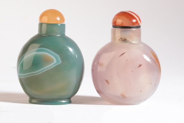 A CHINESE AGATE SNUFF BOTTLE