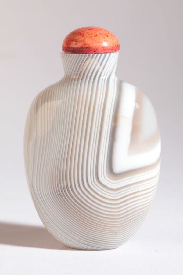 A CHINESE AGATE SNUFF BOTTLE