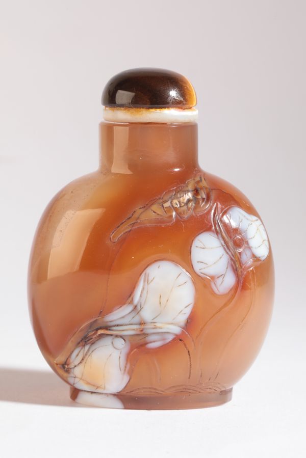 A CHINESE AGATE SNUFF BOTTLE