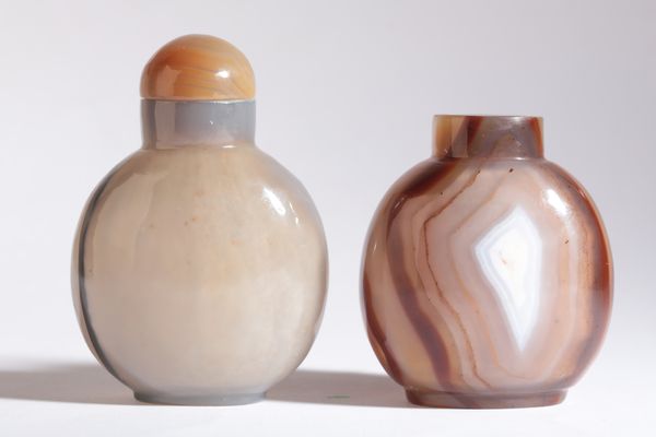 A CHINESE AGATE SNUFF BOTTLE