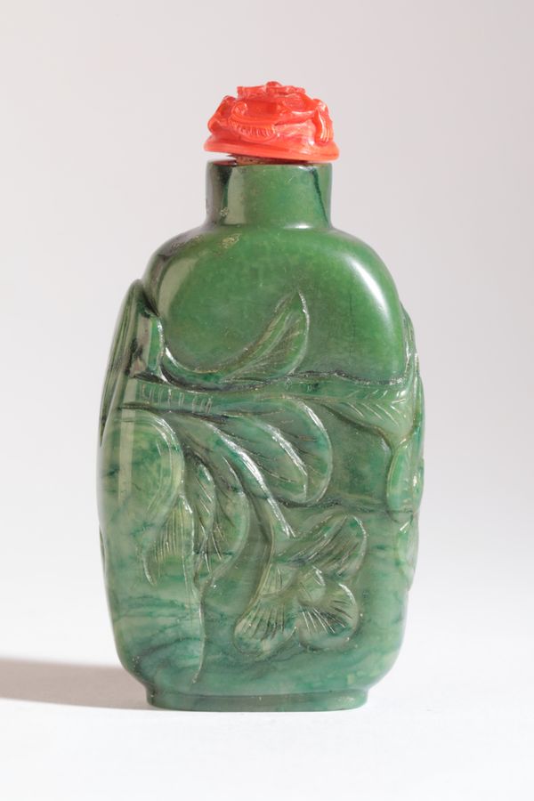 A CHINESE HARDSTONE SNUFF BOTTLE