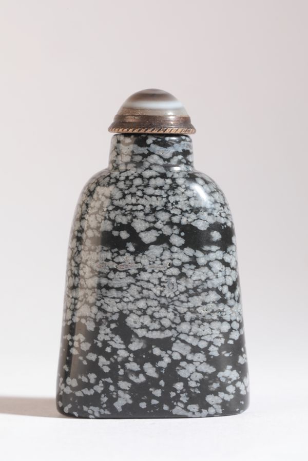 A CHINESE 'SNOWFLAKE' OBSIDIAN SNUFF BOTTLE