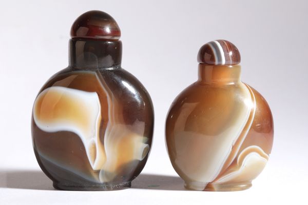 A CHINESE AGATE SNUFF BOTTLE