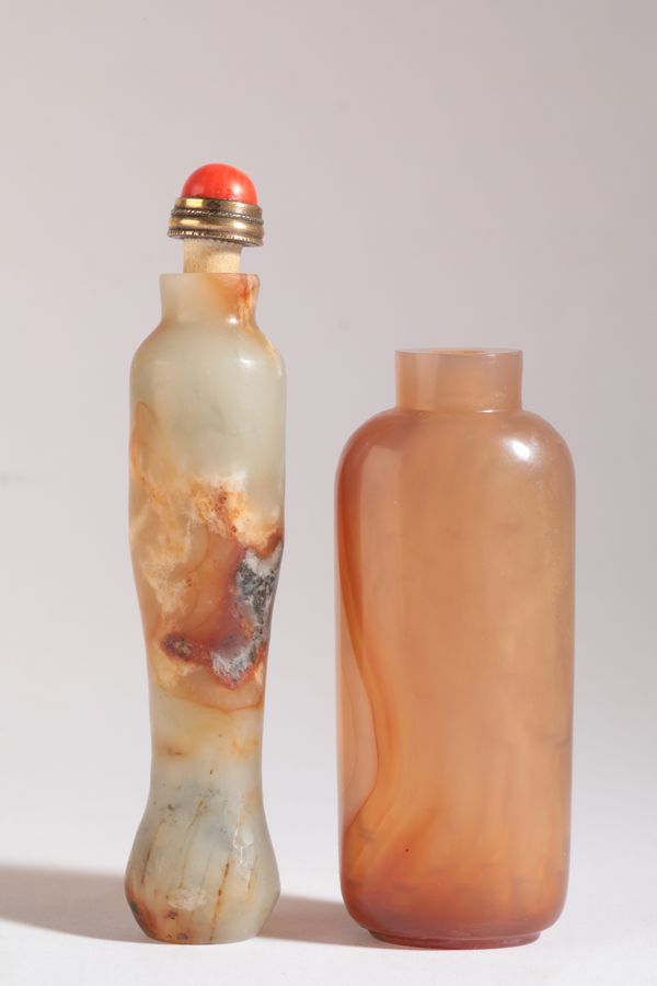 A CHINESE AGATE SNUFF BOTTLE