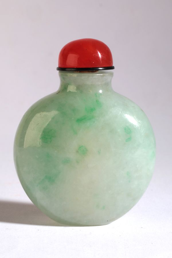 A CHINESE JADEITE SNUFF BOTTLE