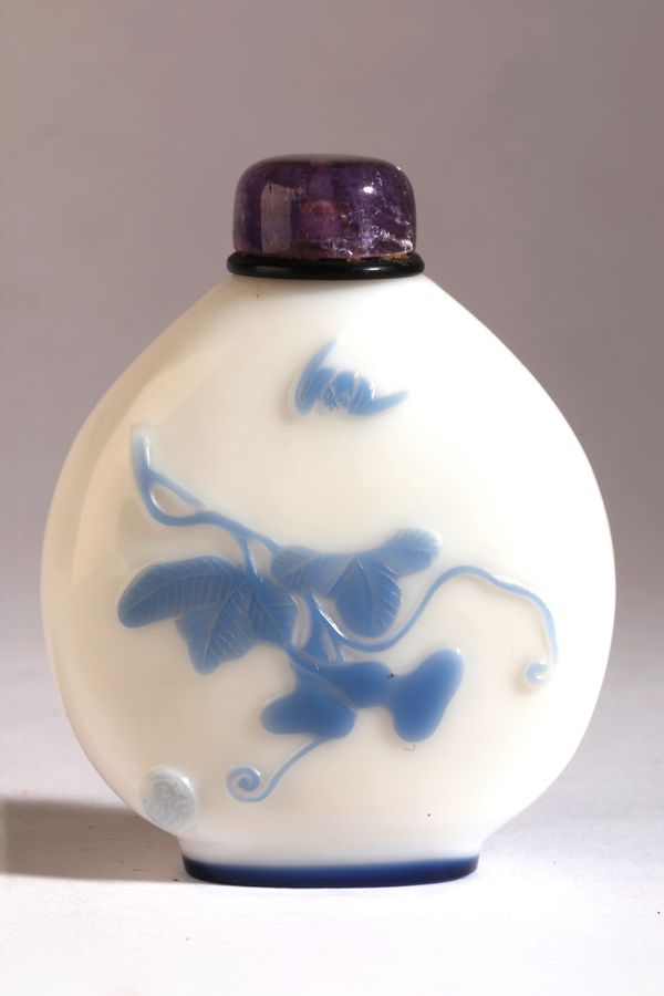 A CHINESE GLASS SNUFF BOTTLE