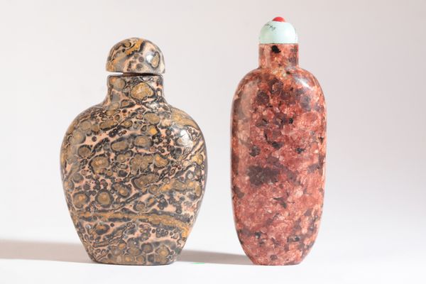 A CHINESE HARDSTONE SNUFF BOTTLE