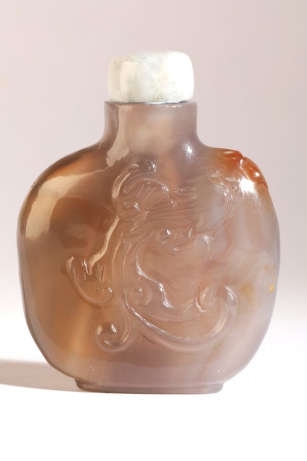 A CHINESE AGATE SNUFF BOTTLE