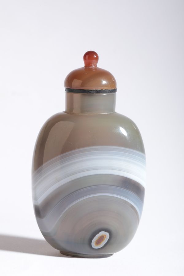 A CHINESE AGATE SNUFF BOTTLE