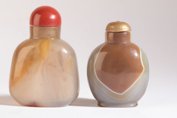 A CHINESE AGATE SNUFF BOTTLE