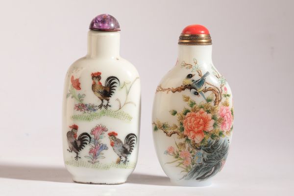 A CHINESE PORCELAIN SNUFF BOTTLE