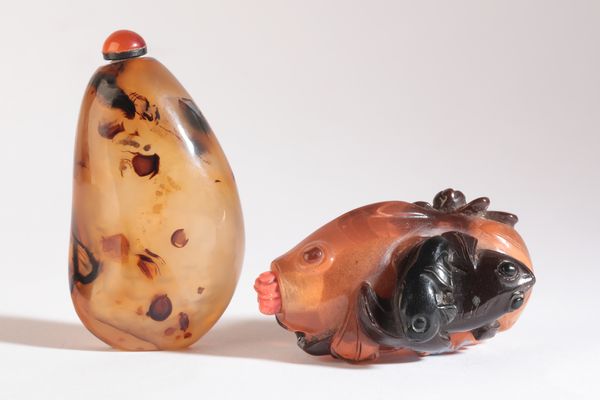 A CHINESE AGATE SNUFF BOTTLE