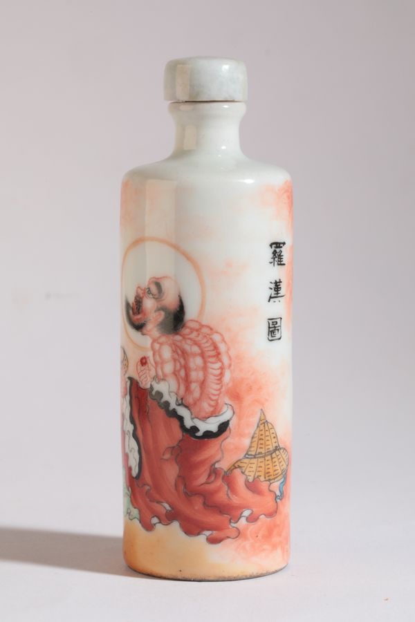 A CHINESE PORCELAIN SNUFF BOTTLE