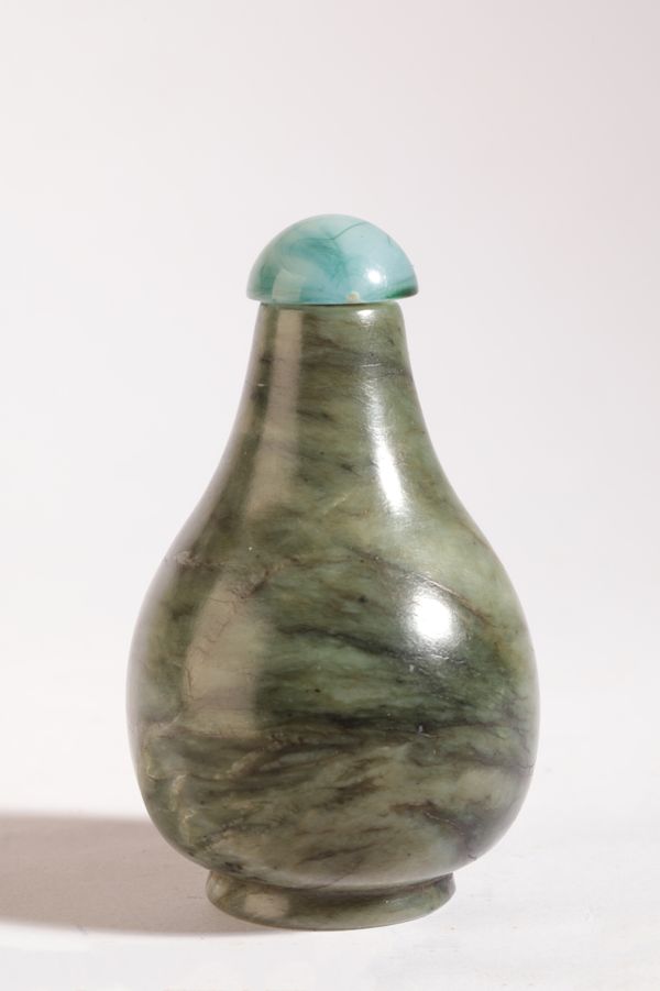 A CHINESE JADE SNUFF BOTTLE