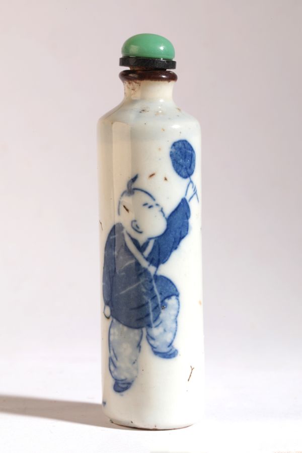 A CHINESE PORCELAIN BLUE AND WHITE SNUFF BOTTLE