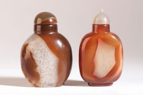 A CHINESE AGATE SNUFF BOTTLE