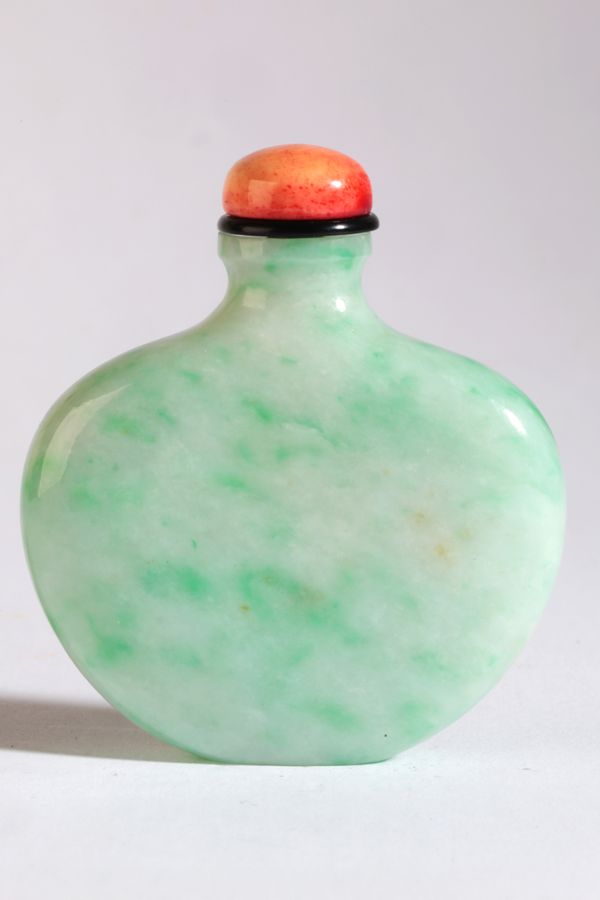 A CHINESE JADEITE SNUFF BOTTLE