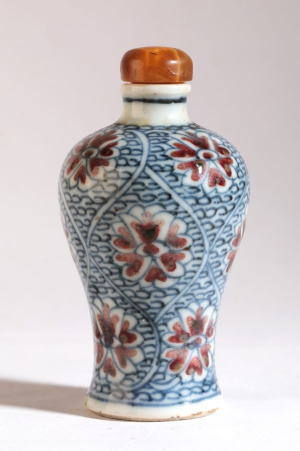 A CHINESE PORCELAIN BLUE AND WHITE SNUFF BOTTLE