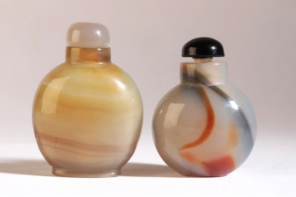 A CHINESE AGATE SNUFF BOTTLE