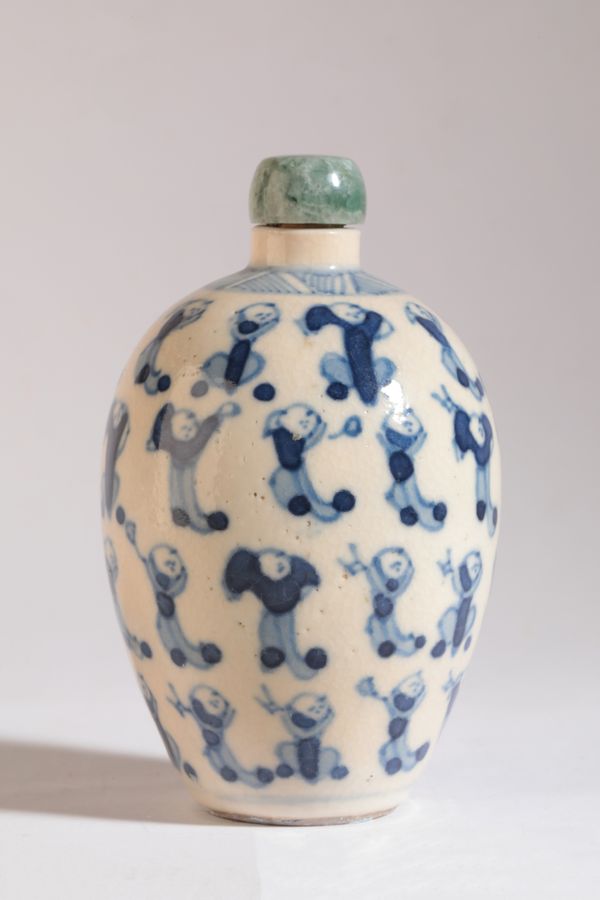 A CHINESE PORCELAIN BLUE AND WHITE SNUFF OR PILL BOTTLE