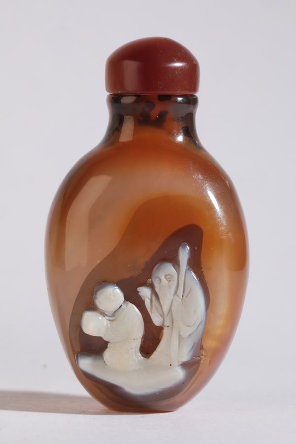 A CHINESE AGATE SNUFF BOTTLE