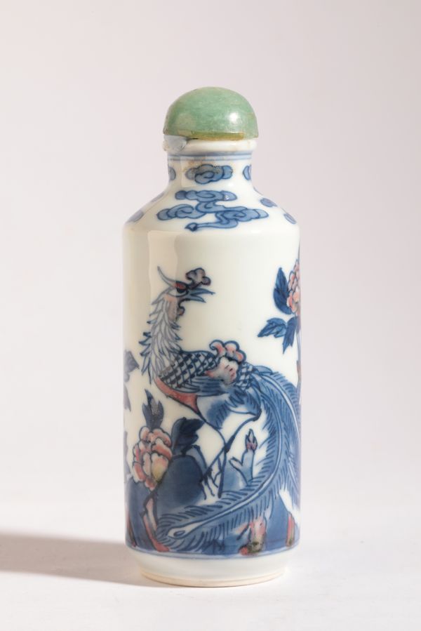 A CHINESE PORCELAIN BLUE AND WHITE SNUFF BOTTLE