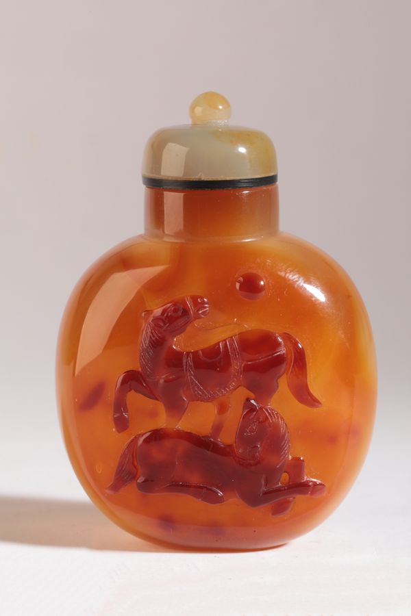 A CHINESE AGATE SNUFF BOTTLE