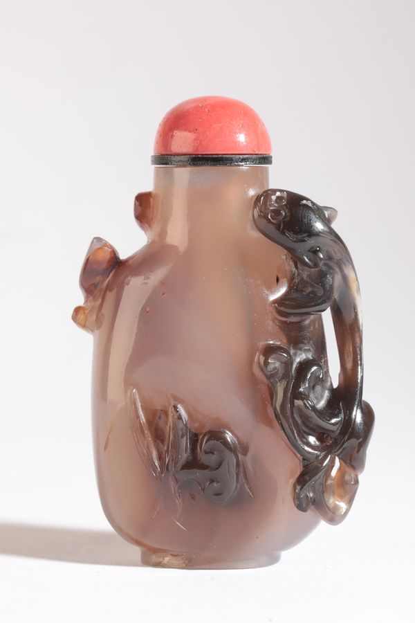 A CHINESE AGATE SNUFF BOTTLE