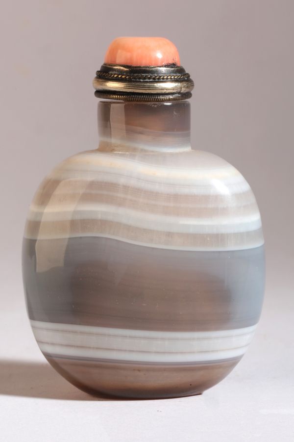 A CHINESE AGATE SNUFF BOTTLE