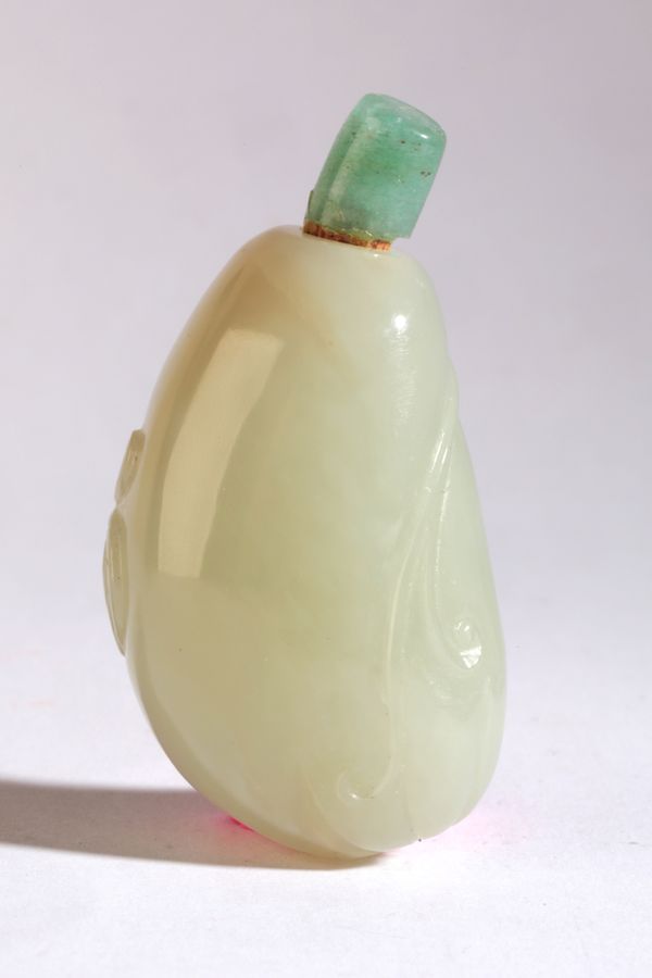 A CHINESE JADEITE 'GOURD' SNUFF BOTTLE