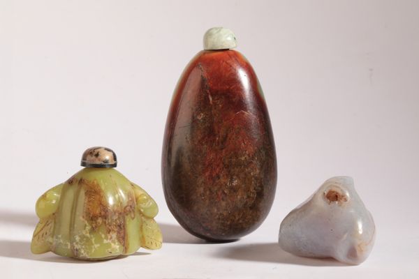 A CHINESE AGATE SNUFF BOTTLE