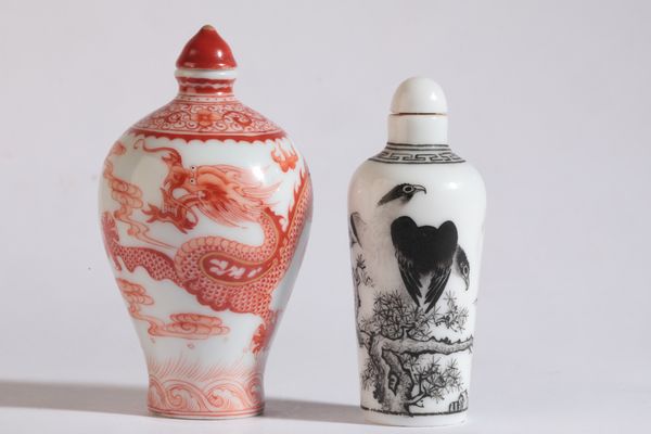 A CHINESE PORCELAIN SNUFF BOTTLE