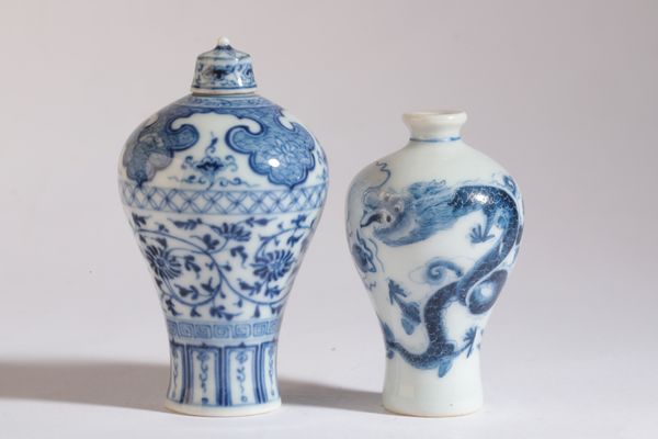 A CHINESE PORCELAIN BLUE AND WHITE SNUFF BOTTLE