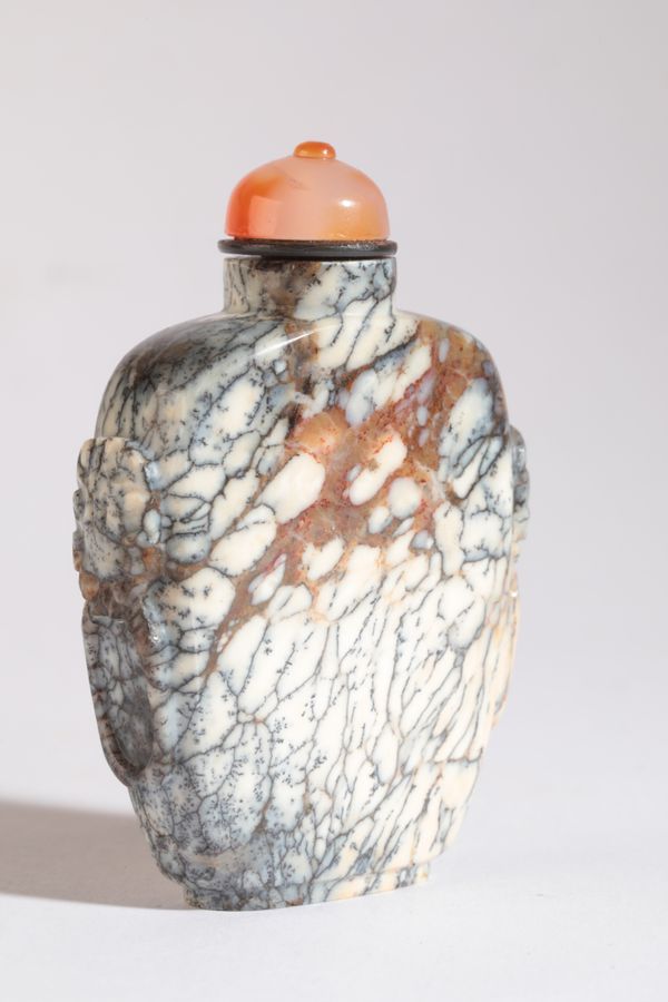 A CHINESE HARDSTONE SNUFF BOTTLE