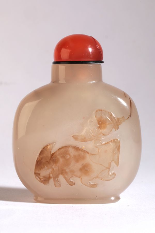 A CHINESE AGATE SNUFF BOTTLE