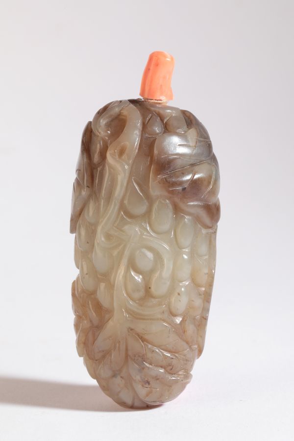 A CHINESE JADE SNUFF BOTTLE